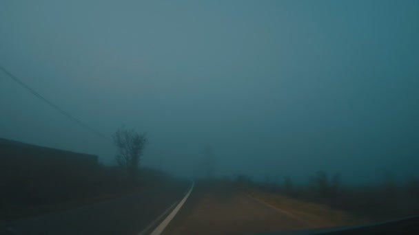Montar Coche Una Noche Niebla — Vídeos de Stock