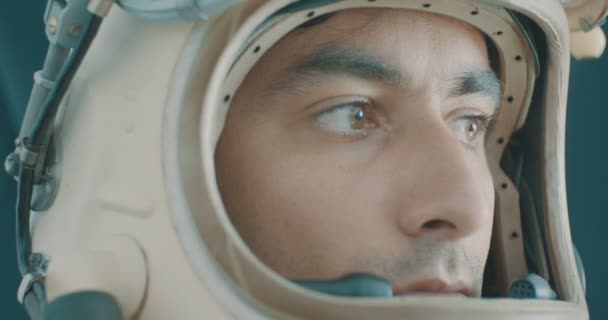 Widok Astronauty Patrzącej Uważnej — Wideo stockowe