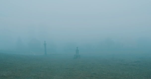 雾蒙蒙的坟场全景 — 图库视频影像