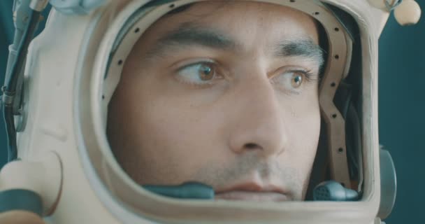 Retrato Del Astronauta Escuchando Alrededor — Vídeo de stock