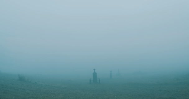 Caminar Cementerio Niebla — Vídeo de stock