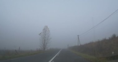 Sabah yolda arabayla seyahat etmek..