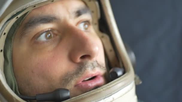 ヘルメットをかぶった宇宙飛行士の頭の正面図 — ストック動画