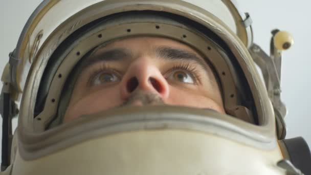 Retrato Astronauta Com Capacete Ligado — Vídeo de Stock