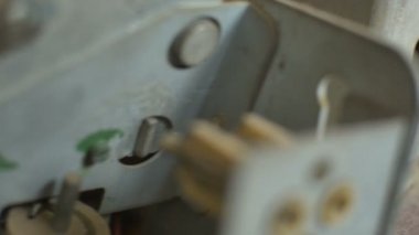 Vintage kondansatör ve elektronik görüntüsü.
