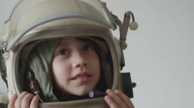 Kozmonot küçük kız göreve başlamadan önce selam veriyor..