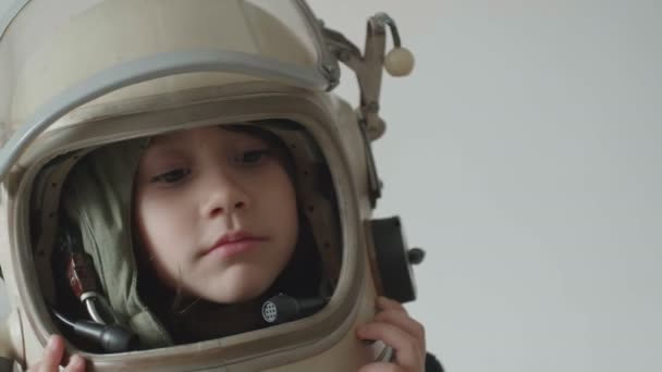 Üzerinde Astronot Kaskı Olan Küçük Bir Kızın Portresi — Stok video