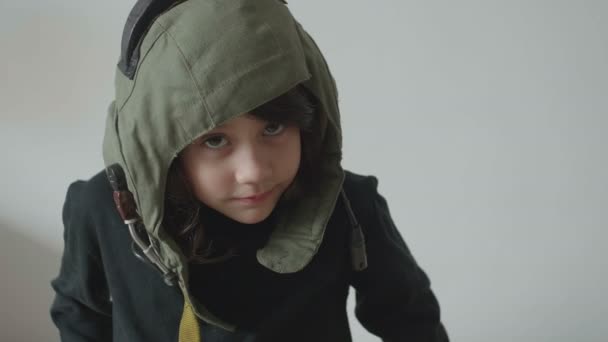 Niña Bonita Con Gorra Aviador Cabeza — Vídeos de Stock