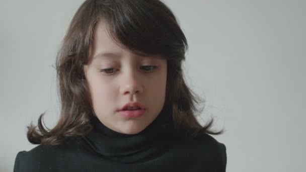 一个穿着黑色高领毛衣的漂亮小女孩的画像 — 图库视频影像