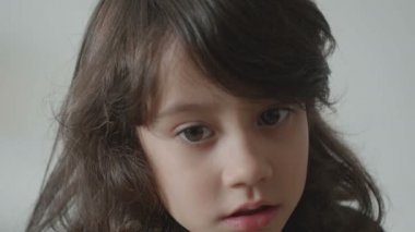 Siyah elbiseli küçük kızı yakından çek..