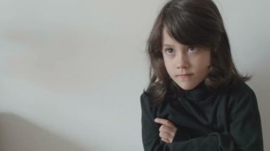 Siyah balıkçı yaka kumaşlı güzel bir kızın portresi..