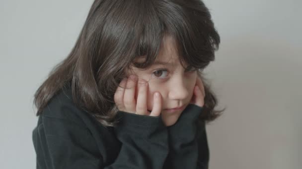 穿着黑色高领毛衣的叛逆的虔诚的小女孩 — 图库视频影像