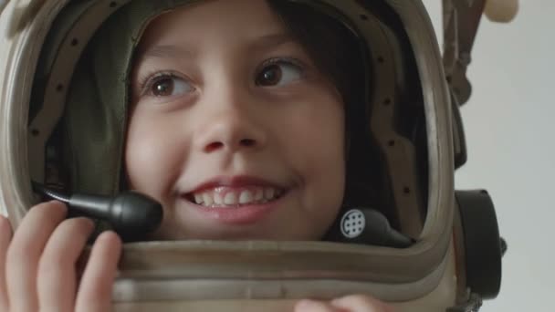 Красива Дівчина Космонавт Посміхається — стокове відео
