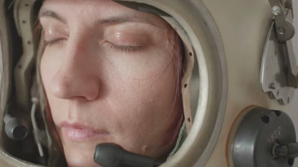 Primo Piano Colpo Astronauta Donna Cicatrizzata Dalla Rapida Apparizione — Video Stock