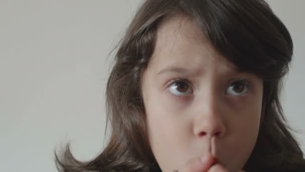 Μικρό Άρρωστο Όμορφο Κορίτσι Βήχει — Αρχείο Βίντεο