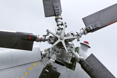 Bir helikopter pervanesi