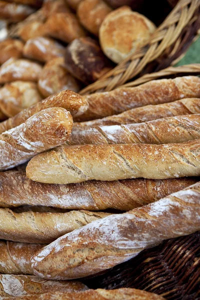 Franskt bröd på en korg — Stockfoto