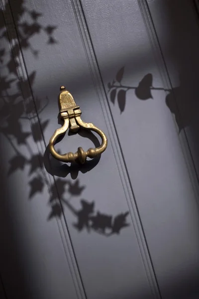 Copper knocker on a door — Stock Photo, Image