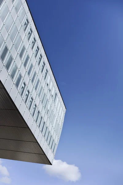 Close Van Een Modern Gebouw Een Blauwe Hemelachtergrond — Stockfoto