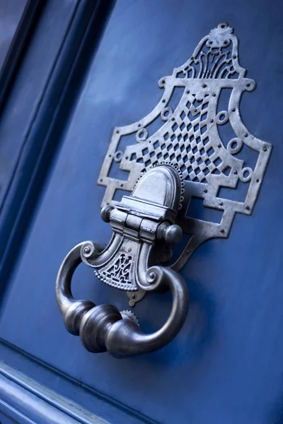 Бронзовый дверной стук — стоковое фото