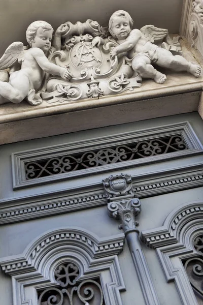 Facade of a French mansion — Stock Photo, Image