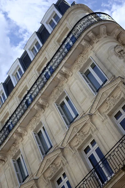 Edificio clásico en una ciudad francesa —  Fotos de Stock