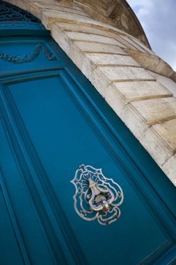 Bir cephesinde kapı tokmağı