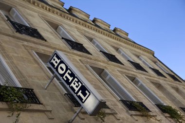 Şehrin içinde otel işareti