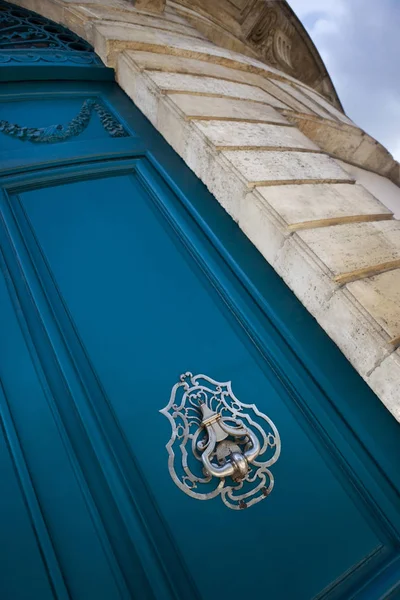 Bir cephesinde kapı tokmağı