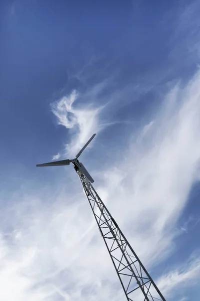Cloudy Sky Countryside Wind Turbine Foreground — Stock Photo, Image