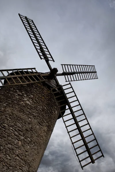 Değirmen ve bulutlu gökyüzü