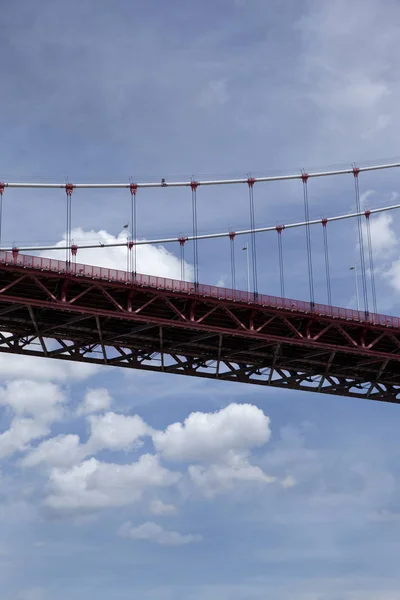 Puente colgante un cielo azul — Foto de Stock