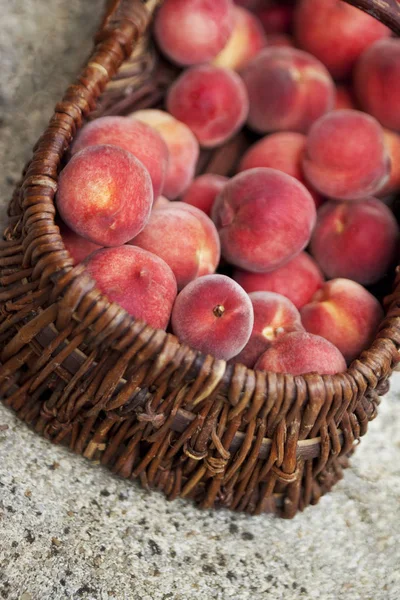 Perziken in een mand — Stockfoto