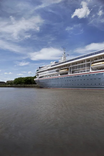 Kreuzfahrtschiff im Hafen — Stockfoto