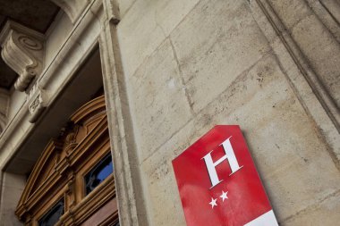 Duvarda otel tabelası