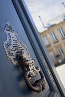 Bir Fransız konak ahşap kapısı üzerinde Bronz kapı tokmağı 