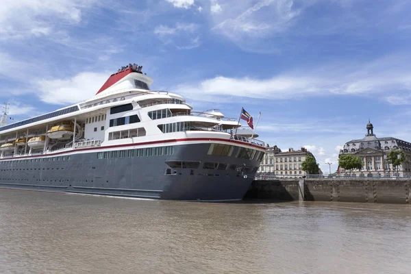 Kreuzfahrtschiff in Bordeaux — Stockfoto