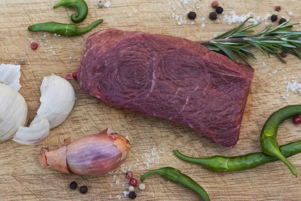 Nötkött biff på en träskiva — Stockfoto