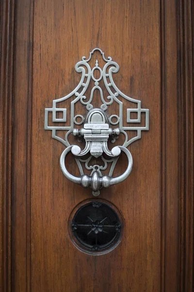 Χάλκινη πόρτα ρόπτρο — Φωτογραφία Αρχείου