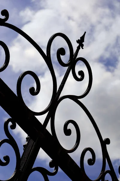 Железные Ворота Голубое Облачное Небо Заднем Плане — стоковое фото