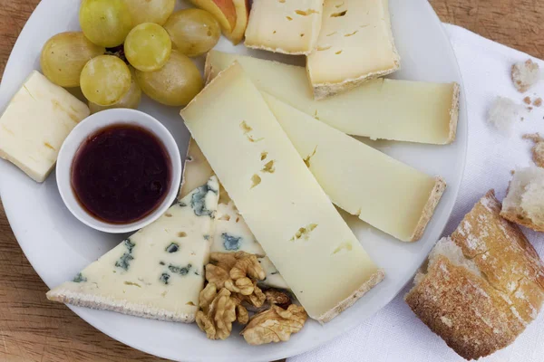 チーズぶどうとフランス ブランチ用のパン — ストック写真