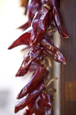 Kurutulmuş biber ahşap bir duvarda asılı yakın çekim