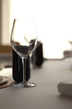 Bir tablo kümesini kapatın ve bir restoranda cam