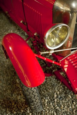 Bir garaj kırmızı araba