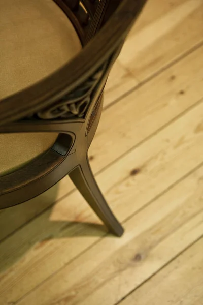 木製の床の上に古典的な椅子の詳細 — ストック写真