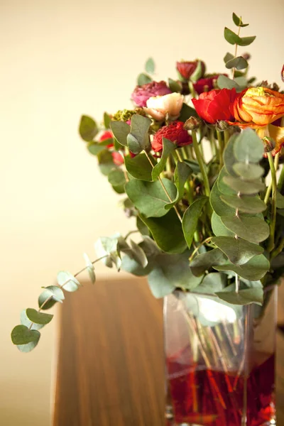 Букет Разноцветные Розы Прилавке — стоковое фото