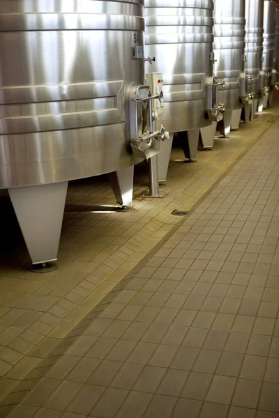 Aluminium Tanks Een Franse Wijnmakerij — Stockfoto