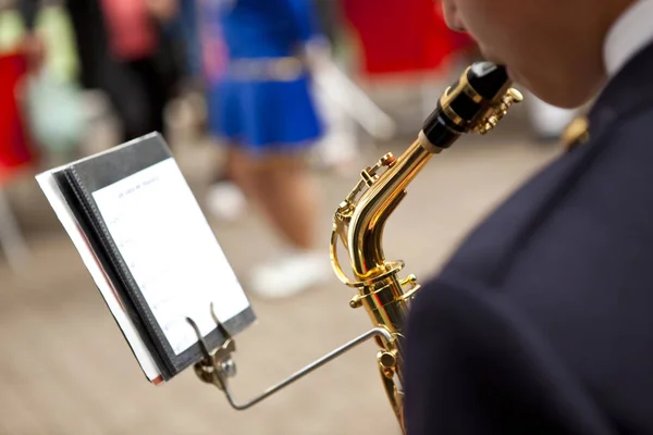 Joven Tocando Saxofón Una Banda Música — Foto de Stock