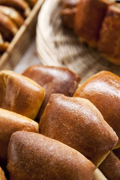 Choklad croissanter på korgar — Stockfoto