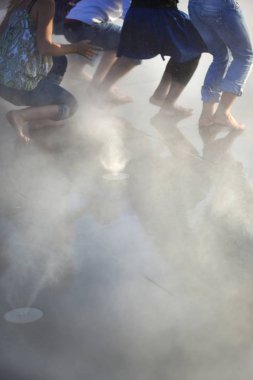 Sisin içinde dans genç gençler grup